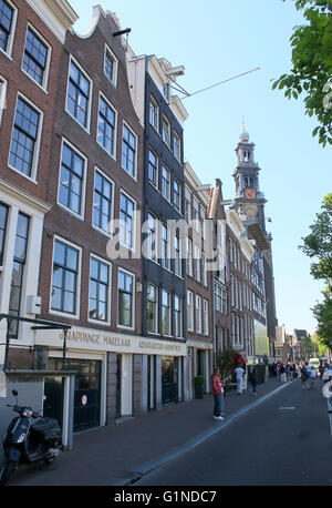 Canale Prinsengracht con Anne Frankhuis - Museo di Anna Frank ad Amsterdam il quartiere Jordaan, Area, Paesi Bassi. Westerkerk campanile di una chiesa in background Foto Stock