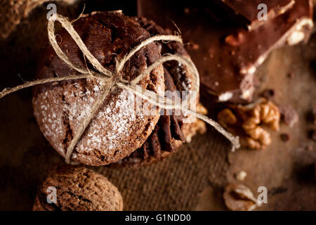 L'italiano maroni biscotti con pezzetti di cioccolato e noci sul vecchio sfondo di legno Foto Stock