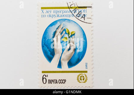 UZHGOROD, Ucraina - circa maggio, 2016: un timbro postale stampato in URSS dedicata al decimo anniversario delle Nazioni Unite ambientale Foto Stock