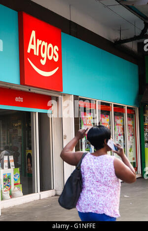 Shopfront esterna di un negozio di Argos in Wood Green Shopping City, a nord di Londra Foto Stock