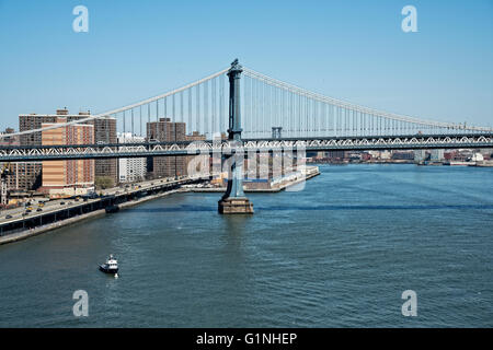 Guardando a nord fino la East River a Manhattan Bridge, attraversamento di Manhattan a Brooklyn. East Side di Manhattan visibile, ho Foto Stock