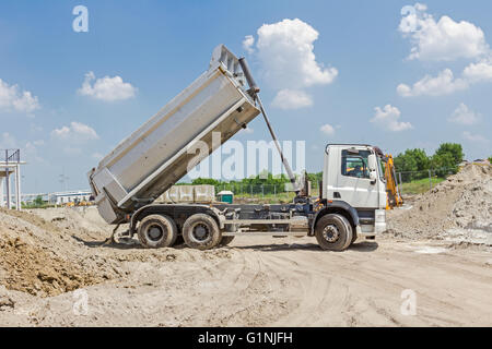 Ruote pesanti stanno lavorando al sito in costruzione. Foto Stock