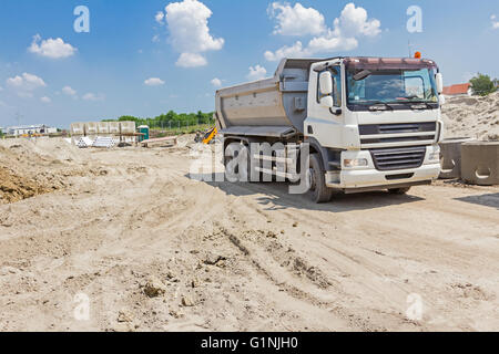 Dumper sta andando a scaricare il terreno o sabbia al sito in costruzione. Foto Stock