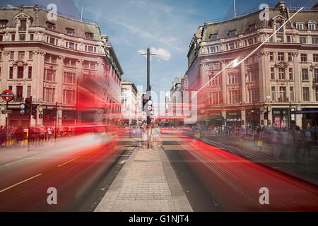 Oxford Circus a Londra con movimento sfocato Foto Stock