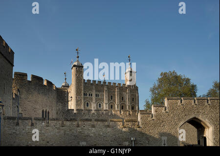 La torre bianca e delle mura del castello Torre di Londra Foto Stock