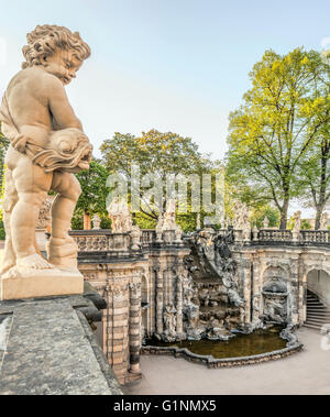 Ninfa vasca da bagno (Nymphenbad) fontana a Dresda Palazzo Zwinger con vista a la grande cascata, Dresda, Sassonia, Germania Foto Stock