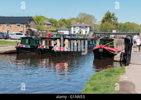 Barche a remi o chiatte del canale nel bacino di Trevor sul canale di Llangollen vicino a Froncysyllte Foto Stock