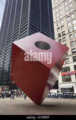 Isamu Noguchi è di 28 piedi di altezza pezzo di arte pubblica il cubo rosso nella plaza da HSBC a 140 Broadway nel Quartiere Finanziario, NYC Foto Stock