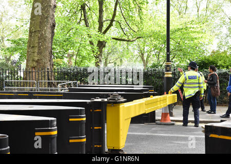 Westminster, Londra, Regno Unito. Il 17 maggio 2016. Apertura della condizione del Parlamento. Preparazioni di sicurezza e le chiusure della strada attorno al centro commerciale Foto Stock