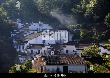 Huangshan. Il 17 maggio 2016. Foto scattata in maggio 17, 2016 mostra le abitazioni popolari sulla montagna Qiyun della Cina dell'est della provincia di Anhui. Credito: Shi Guangde/Xinhua/Alamy Live News Foto Stock