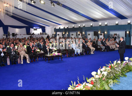 Asyut, Cairo, Egitto. Il 17 maggio 2016. Il Presidente egiziano Abdel Fattah al-Sisi partecipa alla cerimonia di inaugurazione dell impianto di potenza elettrico in Asyut, Egitto, in maggio 17, 2016 Credito: il Presidente egiziano Ufficio APA/images/ZUMA filo/Alamy Live News Foto Stock