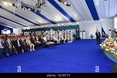 Asyut, Cairo, Egitto. Il 17 maggio 2016. Il Presidente egiziano Abdel Fattah al-Sisi partecipa alla cerimonia di inaugurazione dell impianto di potenza elettrico in Asyut, Egitto, in maggio 17, 2016 Credito: il Presidente egiziano Ufficio APA/images/ZUMA filo/Alamy Live News Foto Stock