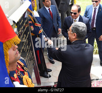 Asyut, Cairo, Egitto. Il 17 maggio 2016. Il Presidente egiziano Abdel Fattah al-Sisi partecipa alla cerimonia di inaugurazione dell impianto di potenza elettrico in Asyut, Egitto, in maggio 17, 2016 Credito: il Presidente egiziano Ufficio APA/images/ZUMA filo/Alamy Live News Foto Stock