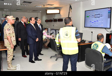 Asyut, Cairo, Egitto. Il 17 maggio 2016. Il Presidente egiziano Abdel Fattah al-Sisi partecipa alla cerimonia di inaugurazione dell impianto di potenza elettrico in Asyut, Egitto, in maggio 17, 2016 Credito: il Presidente egiziano Ufficio APA/images/ZUMA filo/Alamy Live News Foto Stock