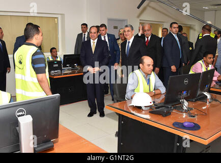 Asyut, Cairo, Egitto. Il 17 maggio 2016. Il Presidente egiziano Abdel Fattah al-Sisi partecipa alla cerimonia di inaugurazione dell impianto di potenza elettrico in Asyut, Egitto, in maggio 17, 2016 Credito: il Presidente egiziano Ufficio APA/images/ZUMA filo/Alamy Live News Foto Stock