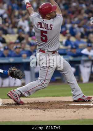 Los Angeles, CALIFORNIA, STATI UNITI D'AMERICA, STATI UNITI D'AMERICA. 16 Maggio, 2016. Albert Pujols #5 del Los Angeles gli angeli di Anaheim durante la partita contro i Los Angeles Dodgers al Dodger Stadium il 16 maggio 2016 a Los Angeles, California.ARMANDO ARORIZO © Armando Arorizo/Prensa Internacional/ZUMA filo/Alamy Live News Foto Stock