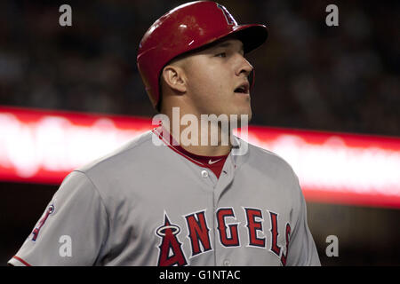 Los Angeles, CALIFORNIA, STATI UNITI D'AMERICA, STATI UNITI D'AMERICA. 16 Maggio, 2016. Mike Trout #27 del Los Angeles gli angeli di Anaheim durante la partita contro i Los Angeles Dodgers al Dodger Stadium il 16 maggio 2016 a Los Angeles, California.ARMANDO ARORIZO © Armando Arorizo/Prensa Internacional/ZUMA filo/Alamy Live News Foto Stock