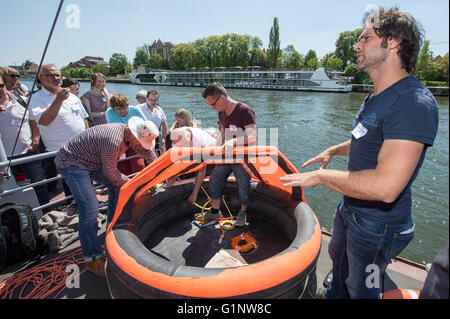 Regensburg, Germania. Il 7 maggio, 2016. Michael Buschheuer, iniziatore del rifugiato iniziativa "ea occhio' da Regensburg, spiegando un isola di salvataggio durante una missione di addestramento al fiume Donau in Regensburg, Germania, 7 maggio 2016. I partecipanti di 'Sea-Eye", un privato iniziativa di soccorso per i profughi vivendo situazioni di emergenza in mare, praticata missioni di salvataggio in Regensburg. Foto: ARMIN WEIGEL/dpa/Alamy Live News Foto Stock