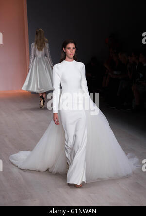 Sydney, Australia. Il 17 maggio 2016. I modelli presenti creazioni di Steven Khalil durante la settimana della moda Australia a Sydney in Australia, 17 maggio 2016. Credito: Zhu Hongye/Xinhua/Alamy Live News Foto Stock