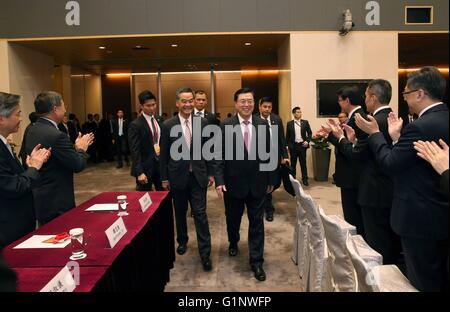 (160517) -- HONG KONG, 17 maggio 2016 (Xinhua) -- Zhang Dejiang, presidente del comitato permanente per la Cina del congresso nazionale del popolo, visita la sede del governo della Regione amministrativa speciale di Hong Kong (RAS) di Hong Kong, Cina del Sud, 17 maggio 2016. Zhang è stato informato dal SAR chief executive e i funzionari del governo sul loro lavoro. (Xinhua/Liu Weibing)(mcg) Foto Stock