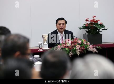 (160517) -- HONG KONG, 17 maggio 2016 (Xinhua) -- Zhang Dejiang, presidente del comitato permanente per la Cina del congresso nazionale del popolo, visita la sede del governo della Regione amministrativa speciale di Hong Kong (RAS) di Hong Kong, Cina del Sud, 17 maggio 2016. Zhang è stato informato dal SAR chief executive e i funzionari del governo sul loro lavoro. (Xinhua/Liu Weibing)(mcg) Foto Stock