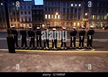 Londra, Regno Unito. Il 17 maggio 2016. Il personale navale attendere istruzioni delle loro posizioni in Whitehall all'apertura della condizione del Parlamento le prove che ha iniziato solo dopo 2.00am. Credito: Paolo Marriott/Alamy Live News Foto Stock