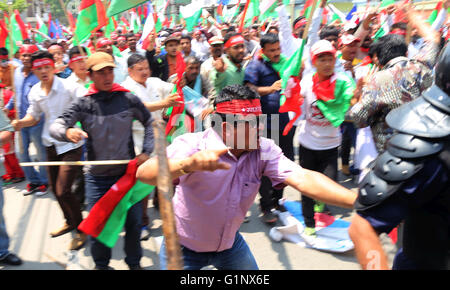 Kathmandu, Nepal. Il 17 maggio 2016. I manifestanti da Alleanza federale, la coalizione dei sette agitatori Madhesh-basato le parti e altri a base etnica partiti politici si scontrano con la polizia personale durante la loro sit in programma di protesta nei pressi di Primo Ministro residence a Baluwatar contro la nuova costituzione. © Sunil Sharma/ZUMA filo/Alamy Live News Foto Stock