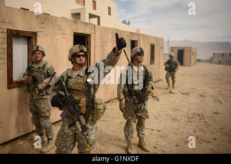 Fort Irwin, California, Stati Uniti d'America. Il 6 agosto, 2015. I paracadutisti con il 2° Brigata Combat Team si sposta su un bersaglio per il soccorso di ruolo-giocatori, posa come intrappolati i cittadini americani, durante il funzionamento Dragon lancia un giunto di ingresso forzato esercizio dimostrando Esercito e Air Force funzionalità, il giovedì, il 6 agosto 2015 in Stati Uniti Esercito nazionale del Centro di formazione a Fort Irwin, ca. © Andrew Craft/ZUMA filo/Alamy Live News Foto Stock