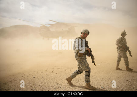 Fort Irwin, California, Stati Uniti d'America. Il 6 agosto, 2015. I paracadutisti con il 2° Brigata Combat team a ottenere pelletizzata con sabbia come un Chinook decolla durante il funzionamento Dragon lancia un giunto di ingresso forzato esercizio dimostrando Esercito e Air Force funzionalità, il giovedì, il 6 agosto 2015 in Stati Uniti Esercito nazionale del Centro di formazione a Fort Irwin, ca. Hanno detto i funzionari lo scenario di addestramento non era basato su una qualsiasi potenziale nemico, ma hanno riconosciuto le analogie per il continuo dell'intervento militare russo in Ucraina orientale. ''Nella mia mente anche questo è circa la dissuasione, '' ha detto poi Capo di Stato Maggiore dell Esercito Raymo Foto Stock