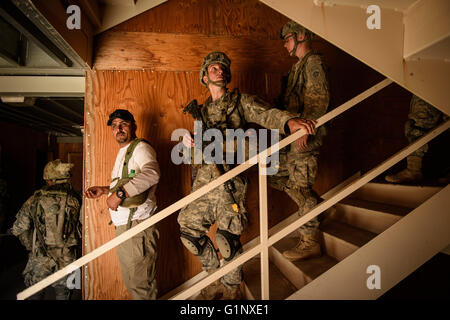 Fort Irwin, California, Stati Uniti d'America. Il 6 agosto, 2015. I paracadutisti con il 2° Brigata Combat Team preparano per spostare fuori con il cittadino americano role-giocatori durante il funzionamento Dragon lancia un giunto di ingresso forzato esercizio dimostrando Esercito e Air Force funzionalità, il giovedì, il 6 agosto 2015 in Stati Uniti Esercito nazionale del Centro di formazione a Fort Irwin, ca. Hanno detto i funzionari lo scenario di addestramento non era basato su una qualsiasi potenziale nemico, ma hanno riconosciuto le analogie per il continuo dell'intervento militare russo in Ucraina orientale. ''Nella mia mente anche questo è circa la dissuasione, '' detto allora Capo Militare di San Foto Stock