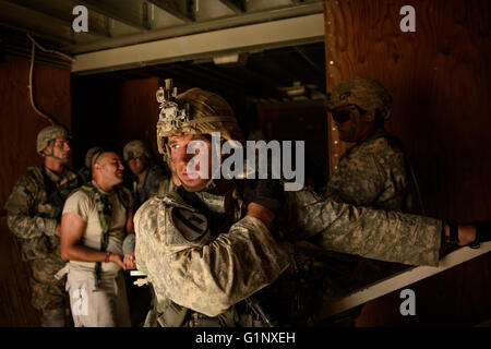 Fort Irwin, California, Stati Uniti d'America. Il 6 agosto, 2015. I paracadutisti con il 2° Brigata Combat Team preparano per spostare fuori con il cittadino americano role-giocatori durante il funzionamento Dragon lancia un giunto di ingresso forzato esercizio dimostrando Esercito e Air Force funzionalità, il giovedì, il 6 agosto 2015 in Stati Uniti Esercito nazionale del Centro di formazione a Fort Irwin, ca. Hanno detto i funzionari lo scenario di addestramento non era basato su una qualsiasi potenziale nemico, ma hanno riconosciuto le analogie per il continuo dell'intervento militare russo in Ucraina orientale. ''Nella mia mente anche questo è circa la dissuasione, '' detto allora Capo Militare di San Foto Stock