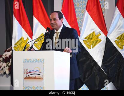 Il Cairo, Egitto. Il 17 maggio 2016. Il Presidente egiziano Abdel-Fattah al-Sisi parla durante l'apertura di un progetto di energia in Assiut, Egitto, il 17 maggio 2016. Il Presidente egiziano ha detto martedì che vi è un reale possibilità' per stabilire la vera pace tra il conflitto tra palestinesi e israeliani di lati se essi possono rispondere ai Paesi arabi e internazionali gli sforzi di pacificazione, ufficiale MENA news agency ha riferito. © MENA/Xinhua/Alamy Live News Foto Stock