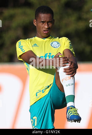 SAO PAULO, Brasile - 05/17/2016: formazione di alberi - il giocatore Matheus vendite di sè Palmeiras, durante il corso di formazione, l'Accademia del calcio in Barra Funda. (Foto: Cesar Greco / FotoArena) Foto Stock