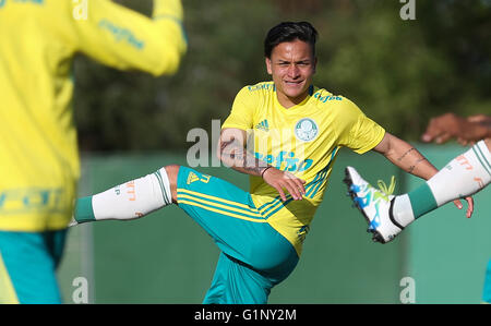 SAO PAULO, Brasile - 05/17/2016: formazione di alberi - il giocatore Arthur, SE Palmeiras, durante il corso di formazione, l'Accademia del calcio in Barra Funda. (Foto: Cesar Greco / FotoArena) Foto Stock