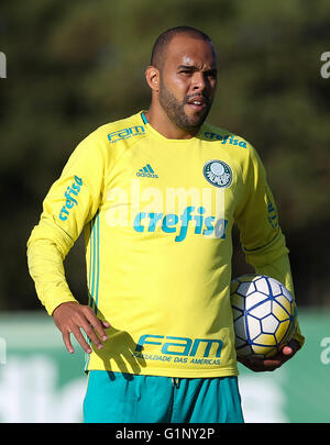 SAO PAULO, Brasile - 05/17/2016: formazione di alberi - il giocatore Alecsandro, SE Palmeiras, durante il corso di formazione, l'Accademia del calcio in Barra Funda. (Foto: Cesar Greco / FotoArena) Foto Stock