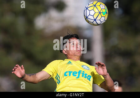 SAO PAULO, Brasile - 05/17/2016: formazione di alberi - il giocatore Arthur, SE Palmeiras, durante il corso di formazione, l'Accademia del calcio in Barra Funda. (Foto: Cesar Greco / FotoArena) Foto Stock