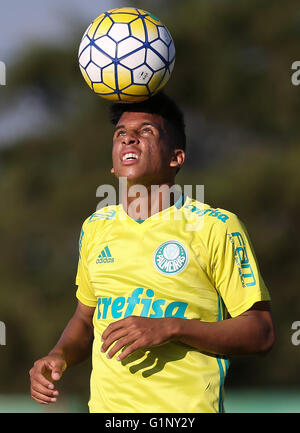 SAO PAULO, Brasile - 05/17/2016: formazione di alberi - il giocatore Vitinho, SE Palmeiras, durante il corso di formazione, l'Accademia del calcio in Barra Funda. (Foto: Cesar Greco / FotoArena) Foto Stock