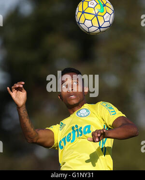 SAO PAULO, Brasile - 05/17/2016: formazione di alberi - Il Tche Tche player, SE Palmeiras, durante il corso di formazione, l'Accademia del calcio in Barra Funda. (Foto: Cesar Greco / FotoArena) Foto Stock