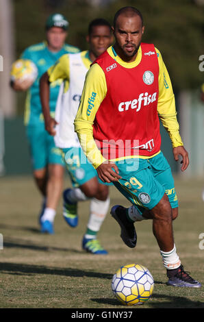 SAO PAULO, Brasile - 05/17/2016: formazione di alberi - il giocatore Alecsandro, SE Palmeiras, durante il corso di formazione, l'Accademia del calcio in Barra Funda. (Foto: Cesar Greco / FotoArena) Foto Stock