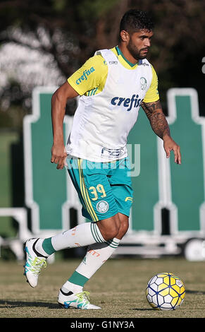 SAO PAULO, Brasile - 05/17/2016: formazione di alberi - il giocatore Luan, da SE Palmeiras, durante il corso di formazione, l'Accademia del calcio in Barra Funda. (Foto: Cesar Greco / FotoArena) Foto Stock