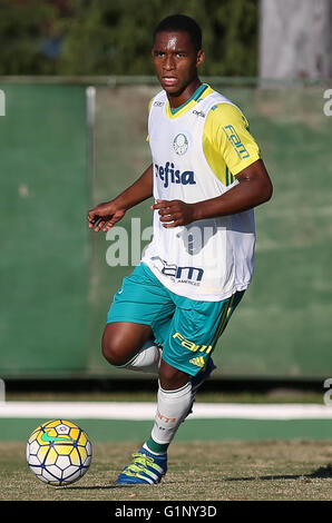 SAO PAULO, Brasile - 05/17/2016: formazione di alberi - il giocatore Matheus vendite di sè Palmeiras, durante il corso di formazione, l'Accademia del calcio in Barra Funda. (Foto: Cesar Greco / FotoArena) Foto Stock