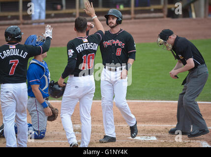 Albuquerque, NM, Stati Uniti d'America. Il 17 maggio 2016. 051716.isotopi' #8 Tim Smalling, destra, attraversa la piastra a casa dopo una tre-run homer con alta cinque da #10 Jordan Patterson, centro e #7 Stephen Cardullo, sinistra, durante il martedì giorno gioco perdita di Round Rock Express, 17 maggio 2016, al Parco di isotopi in Albuquerque, N.M. Isotopi perso 3-8. © Marla Brose/Albuquerque ufficiale/ZUMA filo/Alamy Live News Foto Stock