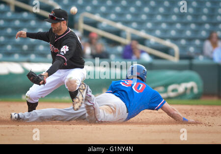 Albuquerque, NM, Stati Uniti d'America. Il 17 maggio 2016. 051716.isotopi' #6 Jeff Bianchi perde la palla durante il tentativo di tag out Round Rock #30 Jared Hoying a seconda base durante il martedì giorno gioco, 17 maggio 2016, al Parco di isotopi in Albuquerque, N.M. Isotopi perso 3-8. © Marla Brose/Albuquerque ufficiale/ZUMA filo/Alamy Live News Foto Stock