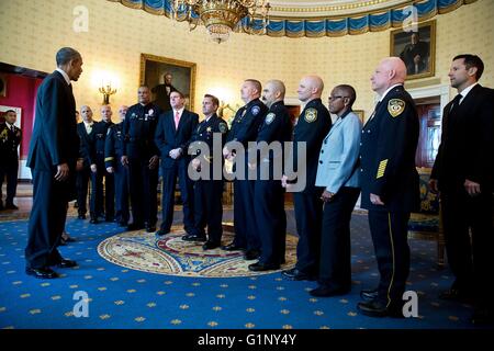 Washington DC, Stati Uniti d'America. 16 Maggio, 2016. Il Presidente degli Stati Uniti Barack Obama parla con il 12 Medaglia al Valore destinatari e di Costanza Wilson (il terzo da destra) la nonna di un destinatario postumo, nella Sala blu della Casa Bianca, 16 maggio 2016 a Washington D.C. Credito: Planetpix/Alamy Live News Foto Stock