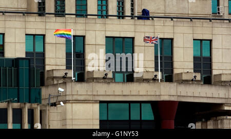 Londra, Regno Unito. Il 17 maggio 2016. La bandiera arcobaleno vola a fianco della bandiera europea al di fuori del MI6 sede a Vauxhall, Londra. La bandiera è stata percorsa in occasione della Giornata Internazionale contro l'omofobia. Credito: Giovanni Voos/Alamy Live News Foto Stock