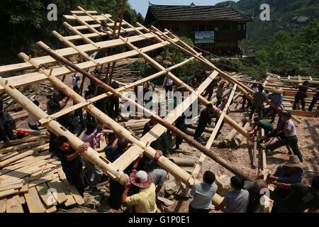 Shaoyang, Shaoyang, CHN. Il 12 maggio 2016. Shaoyang, Cina - 12 Maggio 2016: (solo uso editoriale. Cina OUT) Huayao, un ramo di Yao ethinic minoranza. Persone Huayao vestire abiti colorati, vivono in case di legno. Essi hanno doganale speciale durante la costruzione di nuove case, per esempio si potrebbe chiedere un geomancer per consigli riguardo la posizione e la data di inizio. Dopo che il telaio in legno è fatto, avrebbero uccidere una gallina al sacrificio e amici e parenti venuti a congrate, e tirare il telaio insieme al sito di alloggiamento. © SIPA Asia/ZUMA filo/Alamy Live News Foto Stock