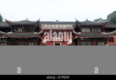 17 maggio 2016 - Leshan, Leshan, CHN - Leshan, Cina - 17 Maggio 2016: (solo uso editoriale. Cina OUT) di Leshan Buddha gigante è un 71 metri (233 ft) di altezza statua di pietra, costruita durante la Dinastia Tang. È scolpito in una scogliera che si trova alla confluenza del Minjiang, Dadu e Qingyi fiumi nella parte meridionale della provincia di Sichuan in Cina, vicino alla città di Leshan. La scultura in pietra si affaccia Monte Emei, con i fiumi che scorrono sotto i suoi piedi. È il più grande Buddha di pietra nel mondo ed è di gran lunga il più alto di pre-statua moderna nel mondo. È nella lista dell'UNESCO dei mondo naturale e c Foto Stock