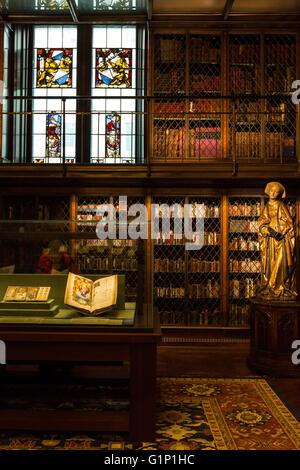 (160518) -- NEW YORK, 18 maggio 2016 (Xinhua) -- Foto scattata il 17 Maggio 2016 mostra la libreria originale della Morgan Library and Museum di New York, Stati Uniti. La Morgan Library & Museum, ex Pierpont Morgan Library è un museo ed una libreria di ricerca situato su 225 Madison Avenue, East 36th Street, nel quartiere di Murray Hill di Manhattan, New York City. Essa è stata fondata per alloggiare la biblioteca privata di JP Morgan nel 1906, che comprendeva i manoscritti e libri stampati, alcuni di essi in rari attacchi, come pure la sua collezione di stampe e disegni. La libreria è stata progettata b Foto Stock