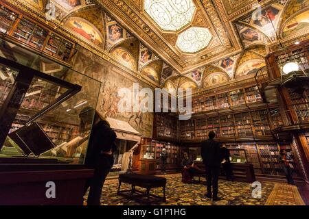 (160518) -- NEW YORK, 18 maggio 2016 (Xinhua) -- i visitatori sono visibili all'interno della libreria originale della Morgan Library and Museum di New York, gli Stati Uniti, il 17 maggio 2016. La Morgan Library & Museum, ex Pierpont Morgan Library è un museo ed una libreria di ricerca situato su 225 Madison Avenue, East 36th Street, nel quartiere di Murray Hill di Manhattan, New York City. Essa è stata fondata per alloggiare la biblioteca privata di JP Morgan nel 1906, che comprendeva i manoscritti e libri stampati, alcuni di essi in rari attacchi, come pure la sua collezione di stampe e disegni. La libreria è stata de Foto Stock