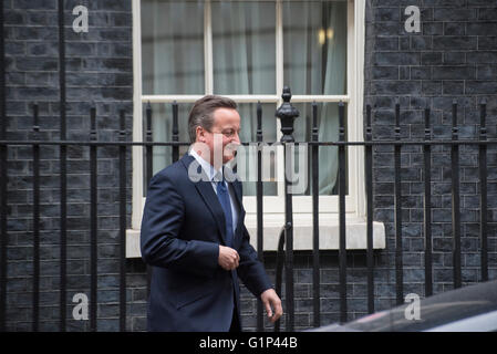 Londra, Regno Unito. Il 18 maggio 2016. David Cameron lascia il numero 10 di Downing Street per lo stato apertura del Parlamento europeo a Londra Credito: Peter Manning/Alamy Live News Foto Stock